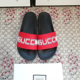 Gucci Screener लाल लोगो स्ट्रैप स्लिपर्स