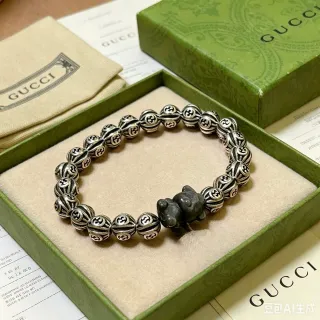 Pulseira de charme de urso esculpido Gucci prata preta com contas entrelaçadas G gravadas