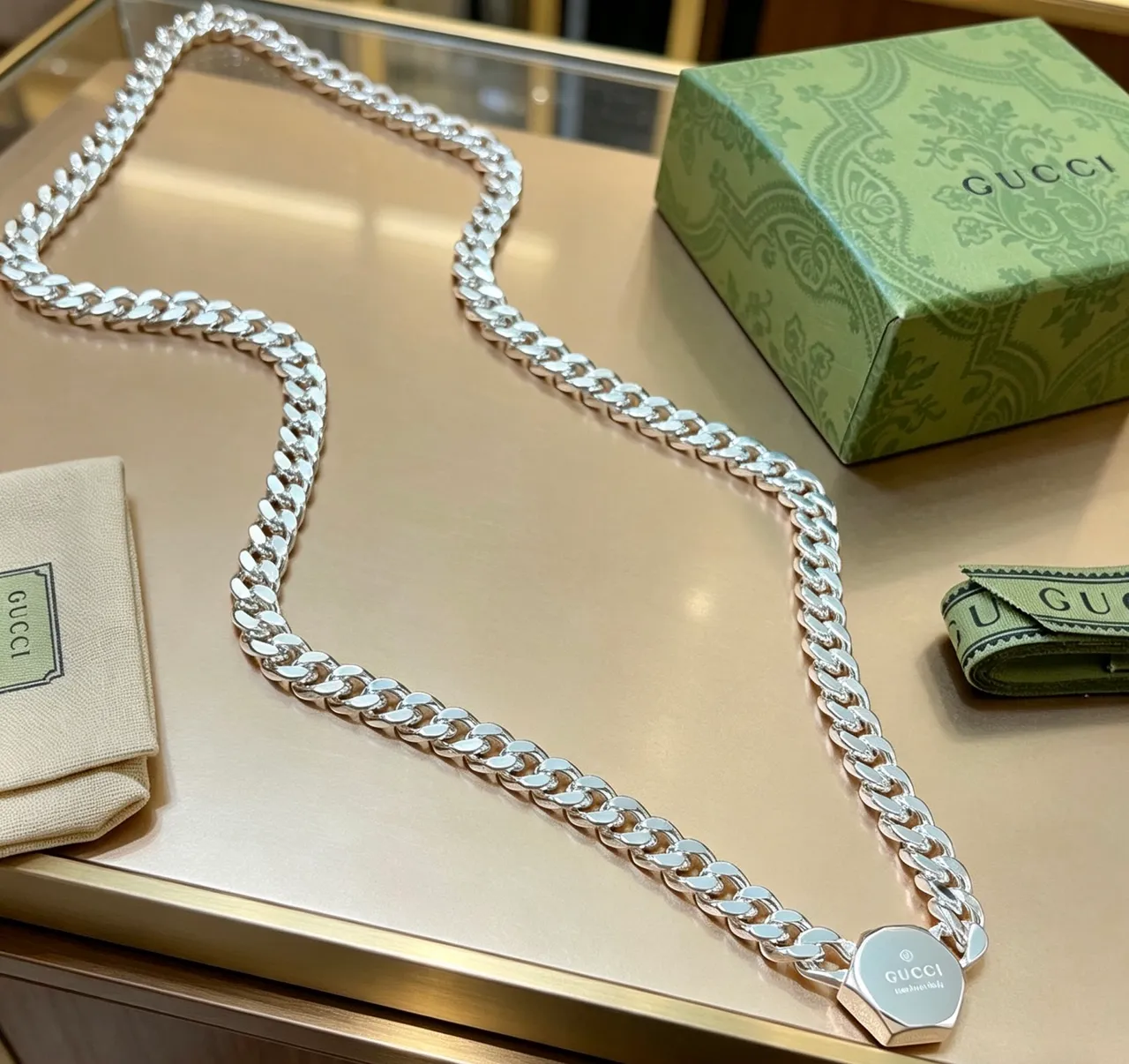 Gucci Silver Green Chunky Curb-Link Chain Octagonal Engraved Pendant Necklace 3