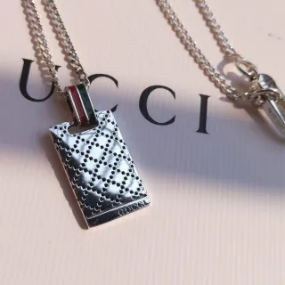 Gucci Argent Rouge Rectangulaire Perforé Pendentif Émail Réseau Rayure Bail Collier