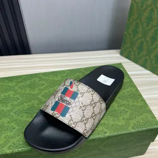 Gucci Slide भूरा और काला GG Monogram पट्टा स्लिपर्स