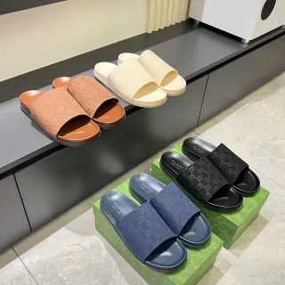 Gucci स्लाइड एम्बॉस्ड GG मोनोग्राम स्लिपर्स