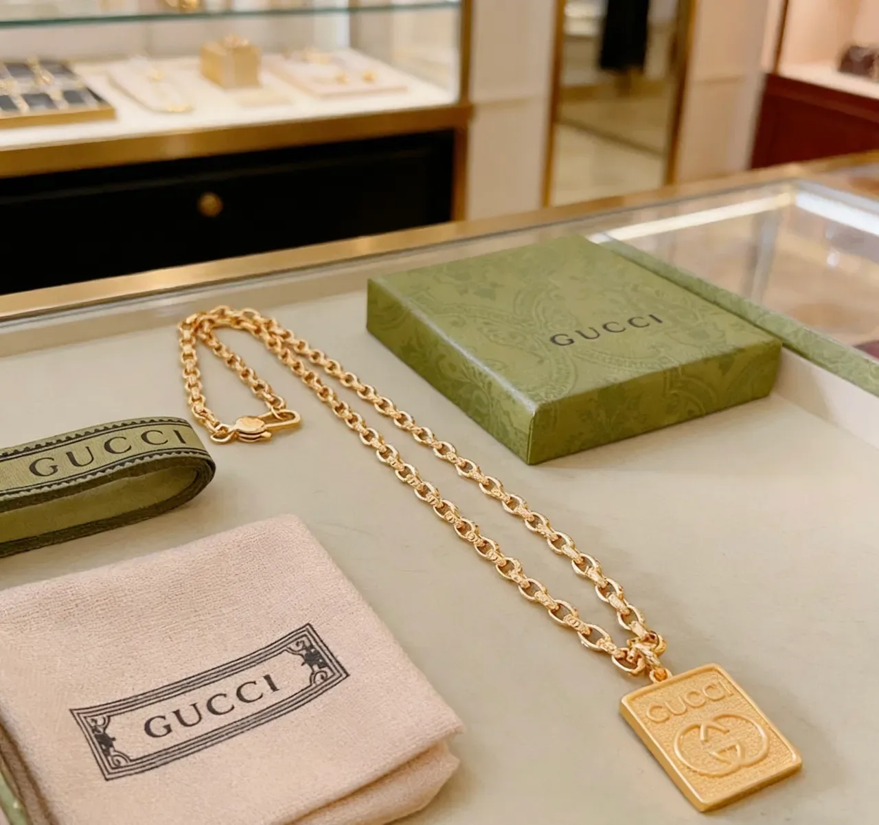 Gucci Square Pendant Necklace Gold Curb-Link Chain Textured Necklace 3
