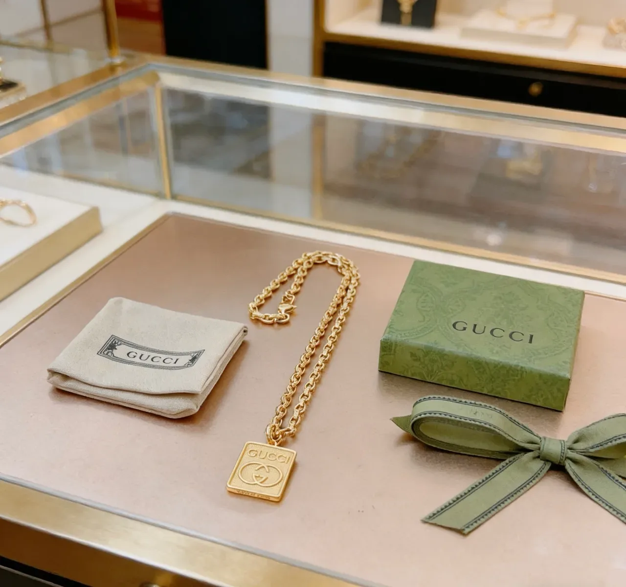 Gucci Square Pendant Necklace Gold Curb-Link Chain Textured Necklace 4
