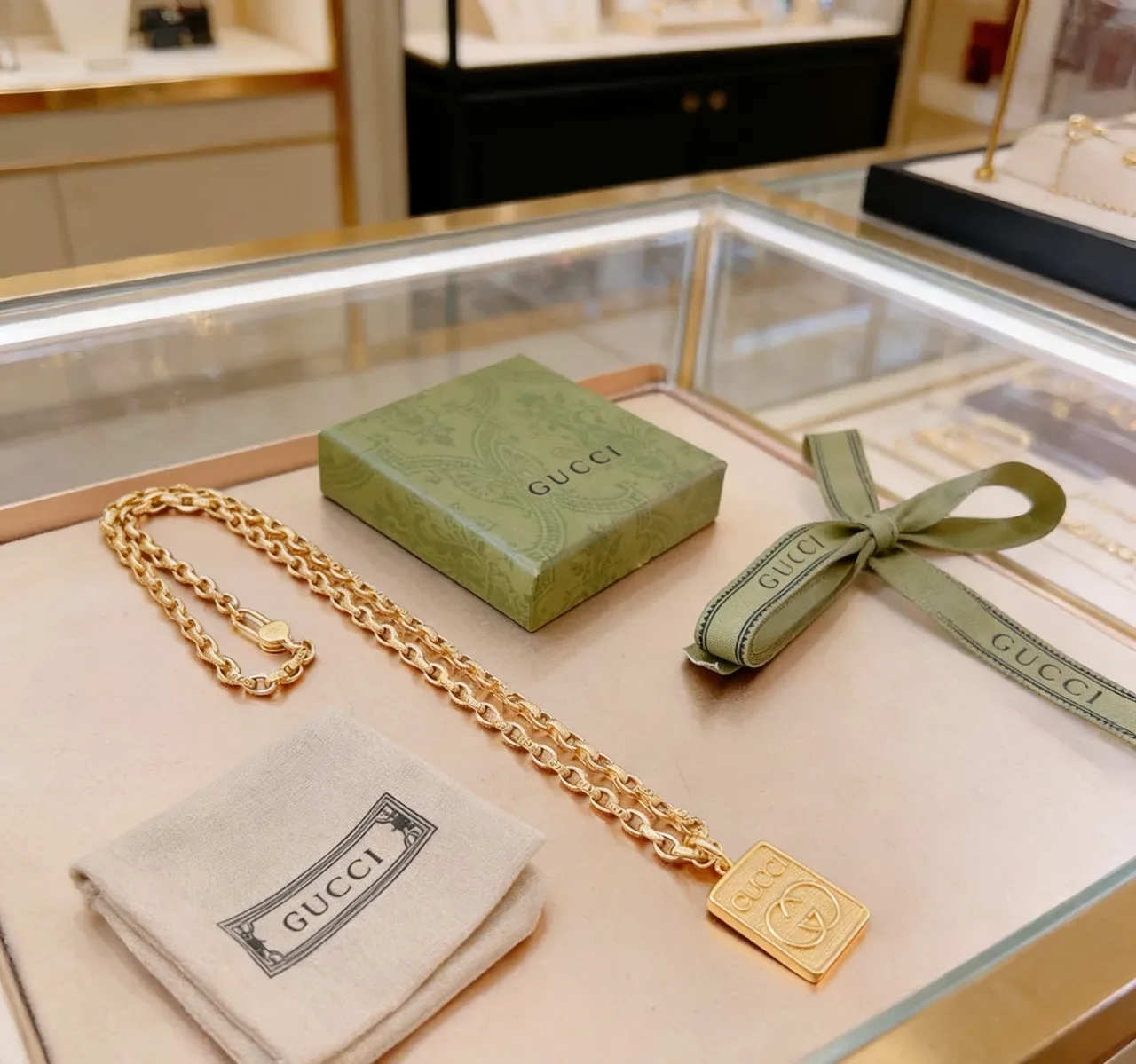 Gucci Square Pendant Necklace Gold Curb-Link Chain Textured Necklace 6