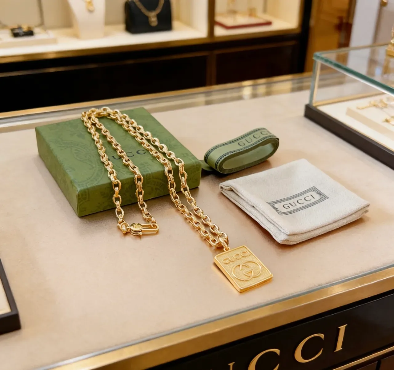 Gucci Square Pendant Necklace Gold Curb-Link Chain Textured Necklace 7