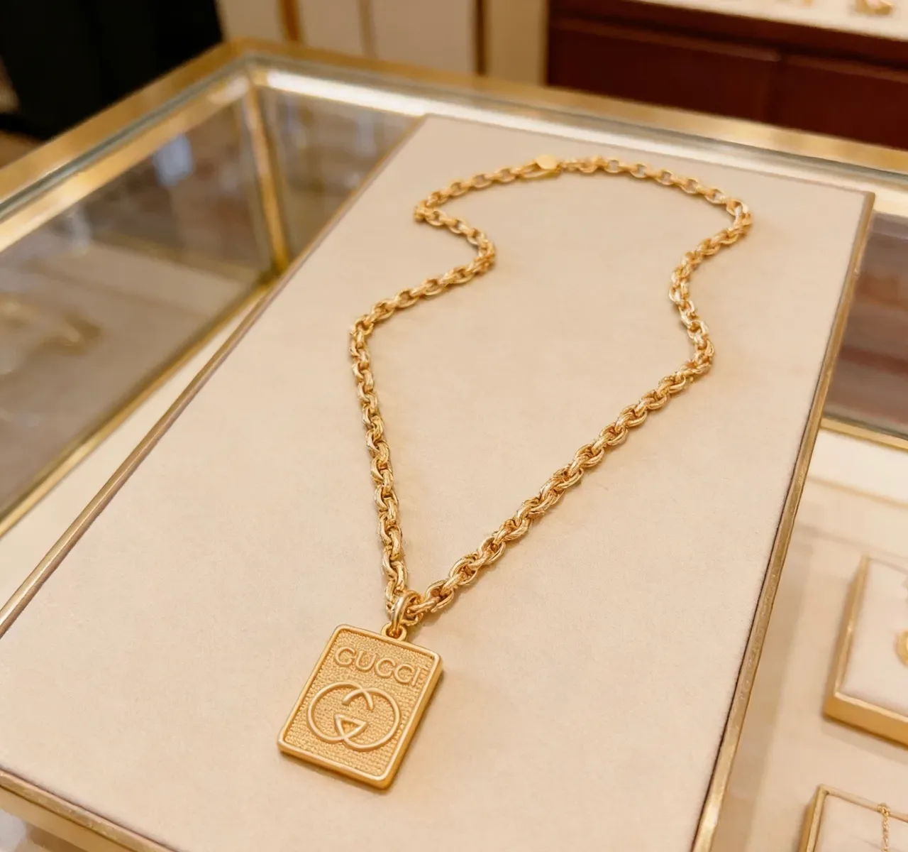 Gucci Square Pendant Necklace Gold Curb-Link Chain Textured Necklace 9