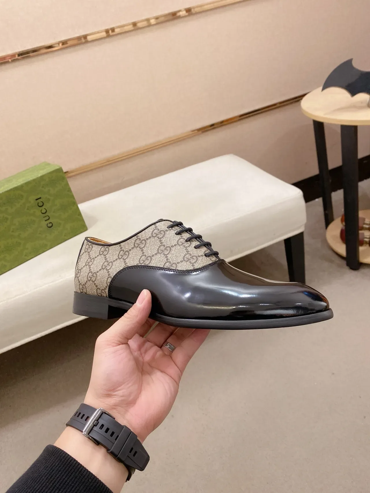 Gucci Chaussures Oxford en Cuir Patent avec Monogramme GG en Deux Tons 4