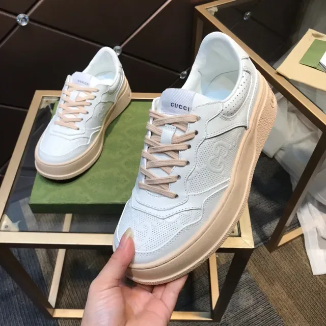 Gucci Zapatillas Lifestyle Blanco y Beige Suela Plataforma Cuero Perforado 2