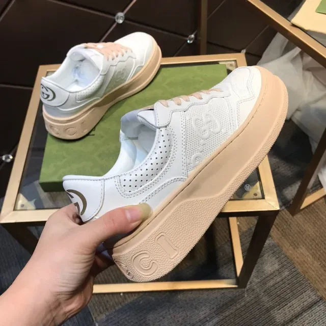 Gucci Zapatillas Lifestyle Blanco y Beige Suela Plataforma Cuero Perforado 4