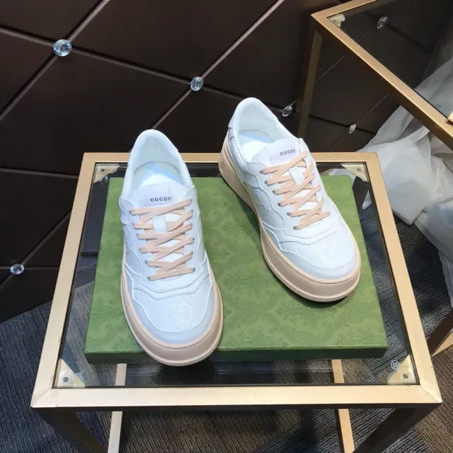 Gucci Zapatillas Lifestyle Blanco y Beige Suela Plataforma Cuero Perforado 6