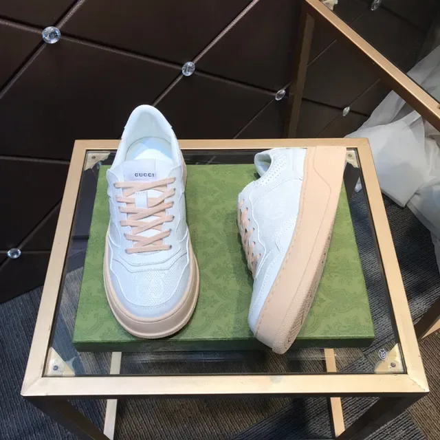 Gucci Zapatillas Lifestyle Blanco y Beige Suela Plataforma Cuero Perforado 7