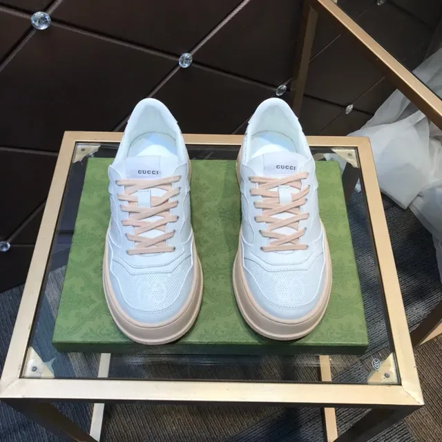 Gucci Zapatillas Lifestyle Blanco y Beige Suela Plataforma Cuero Perforado 9