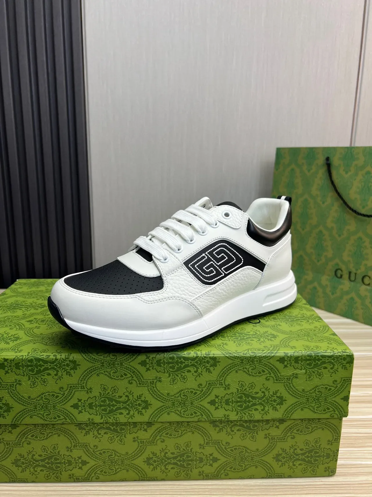 Gucci Brancas e Pretas com Painéis de Couro Perfurados na Ponta Lifestyle Sneakers 2
