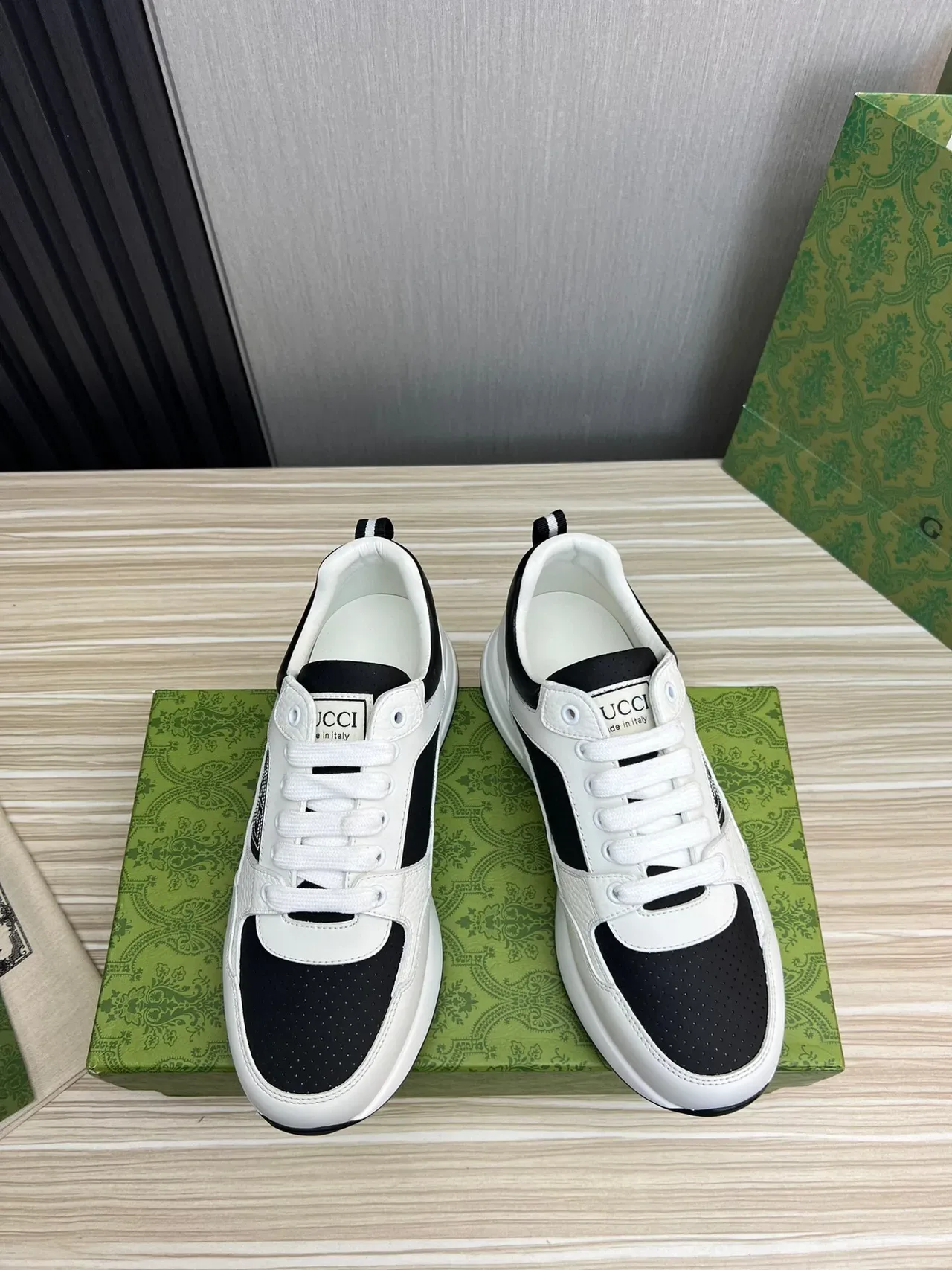 Gucci Brancas e Pretas com Painéis de Couro Perfurados na Ponta Lifestyle Sneakers 3