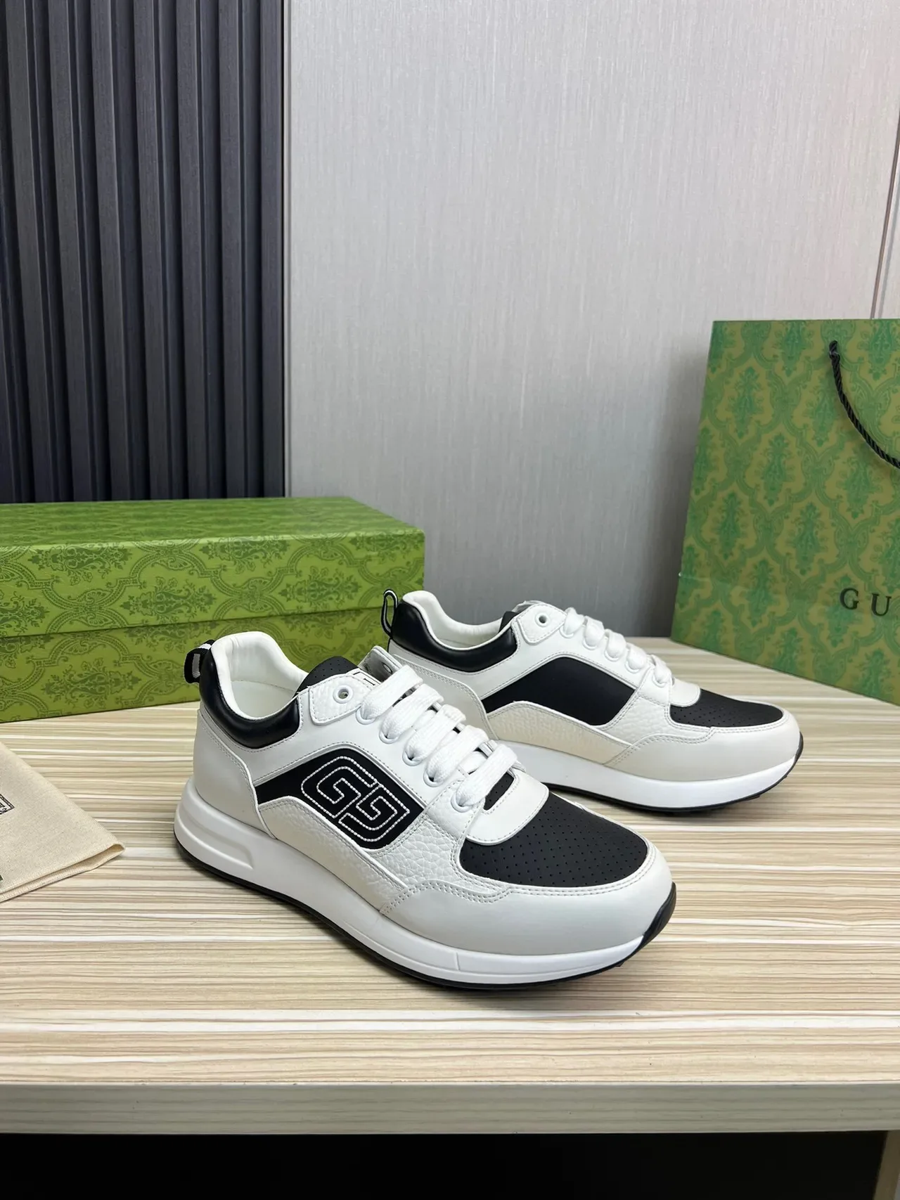 Gucci Brancas e Pretas com Painéis de Couro Perfurados na Ponta Lifestyle Sneakers 4