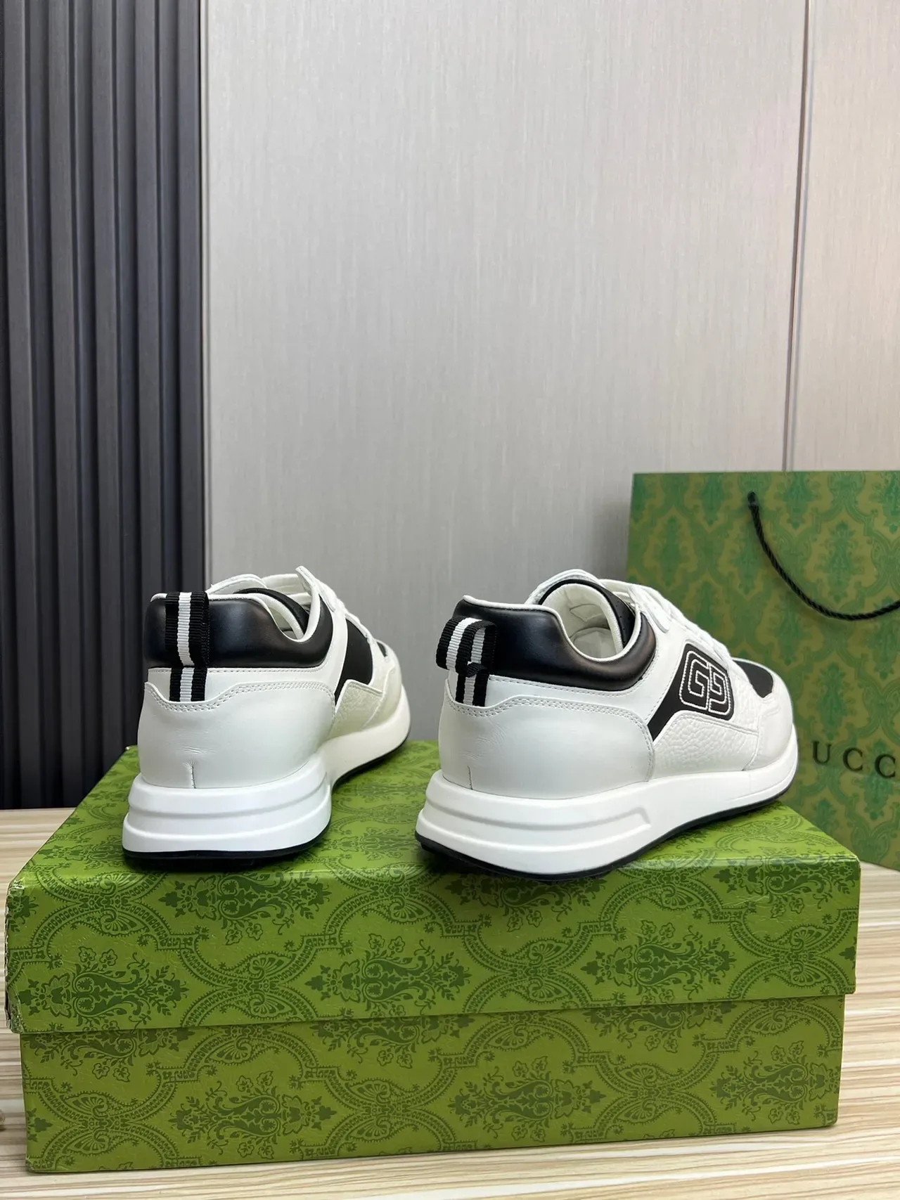 Gucci Brancas e Pretas com Painéis de Couro Perfurados na Ponta Lifestyle Sneakers 5