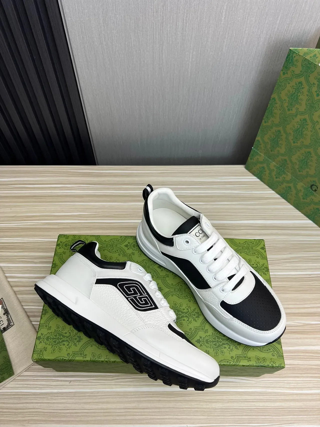 Gucci Brancas e Pretas com Painéis de Couro Perfurados na Ponta Lifestyle Sneakers 6