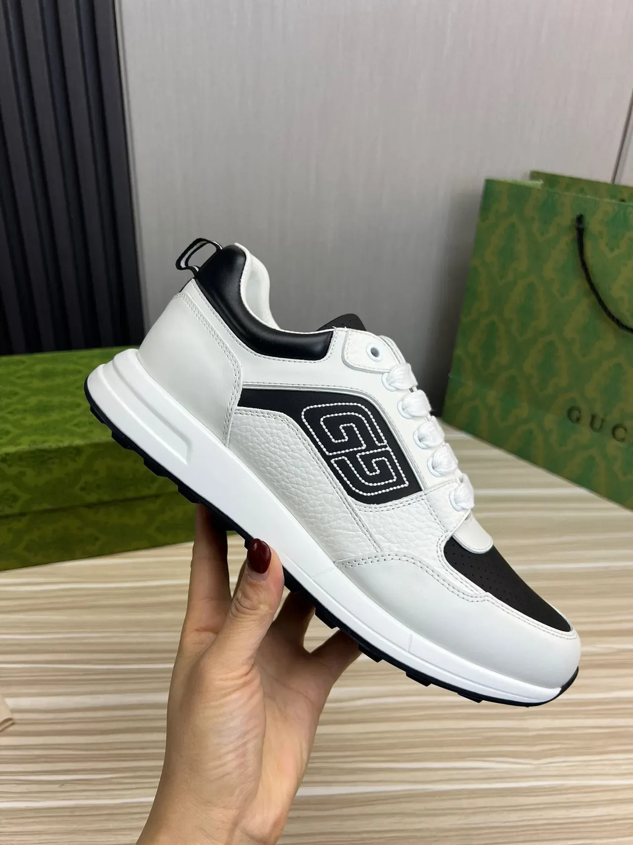 Gucci Brancas e Pretas com Painéis de Couro Perfurados na Ponta Lifestyle Sneakers 7