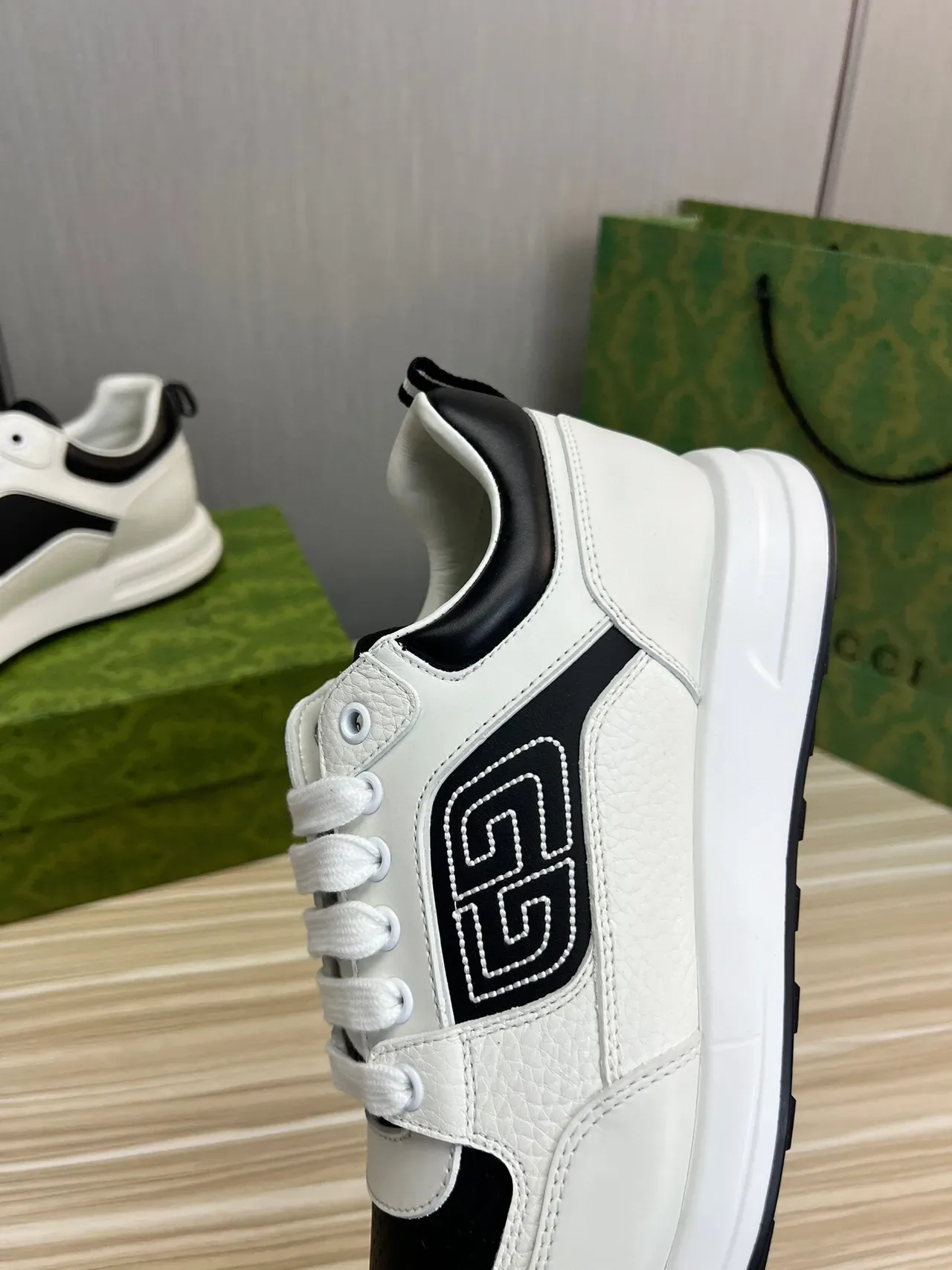 Gucci Brancas e Pretas com Painéis de Couro Perfurados na Ponta Lifestyle Sneakers 8