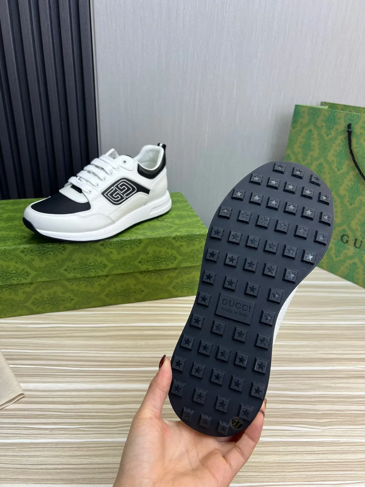Gucci Brancas e Pretas com Painéis de Couro Perfurados na Ponta Lifestyle Sneakers 9