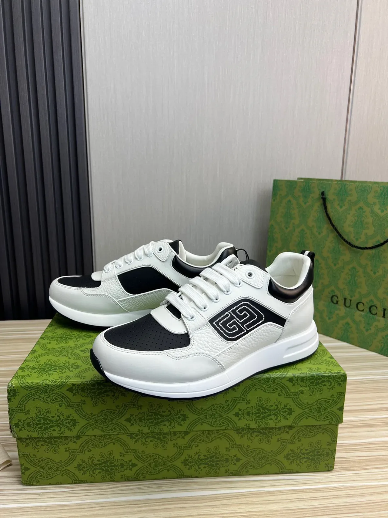 Gucci Brancas e Pretas com Painéis de Couro Perfurados na Ponta Lifestyle Sneakers 10