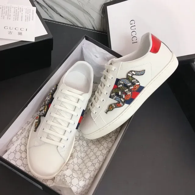 حذاء رياضي Gucci أبيض متعدد الألوان من الجلد مع تفاصيل شريط الويب 4