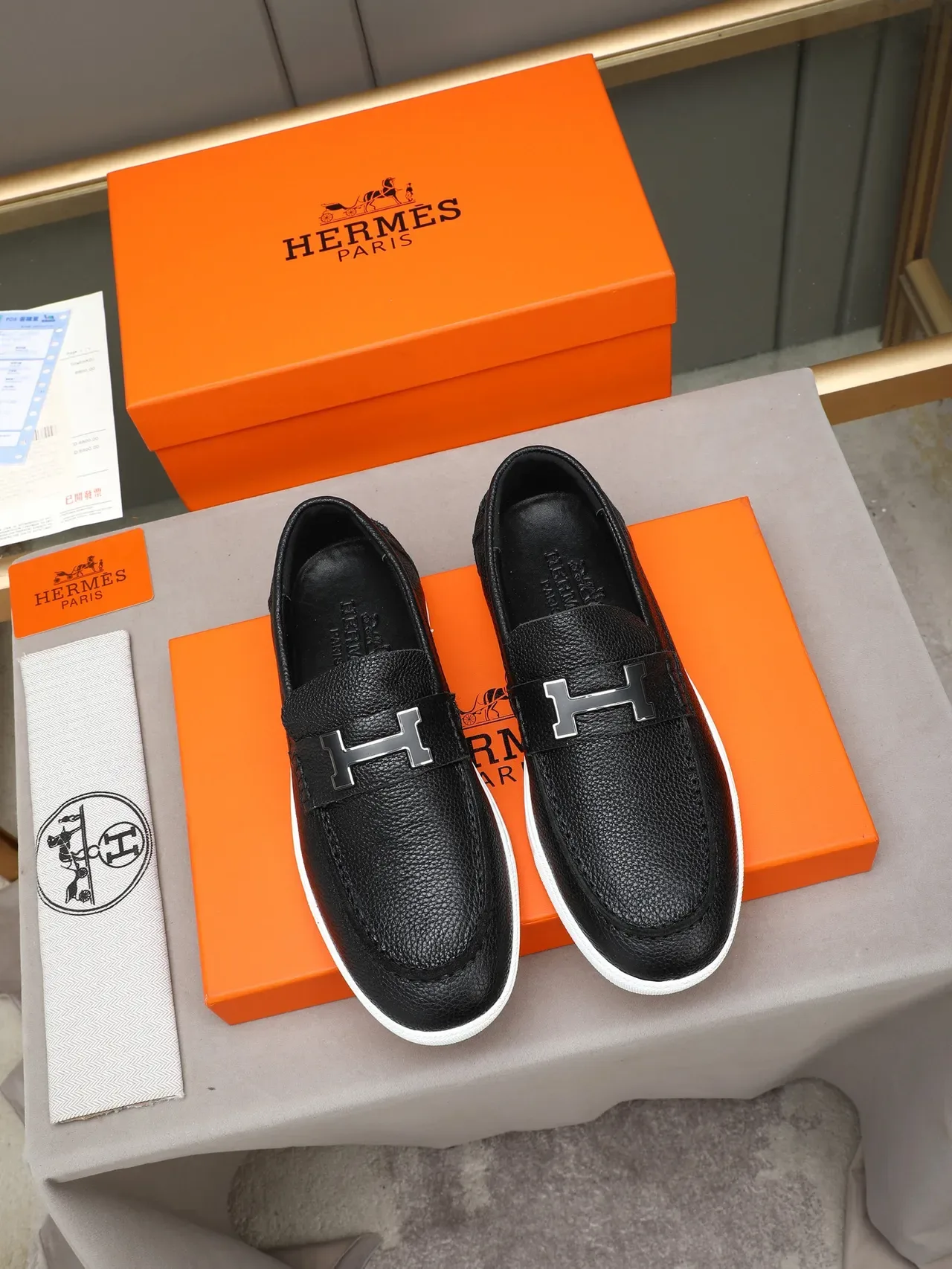Hermès Negro y Blanco Cuero Texturizado H-Buckle Hardware Mocasín 2