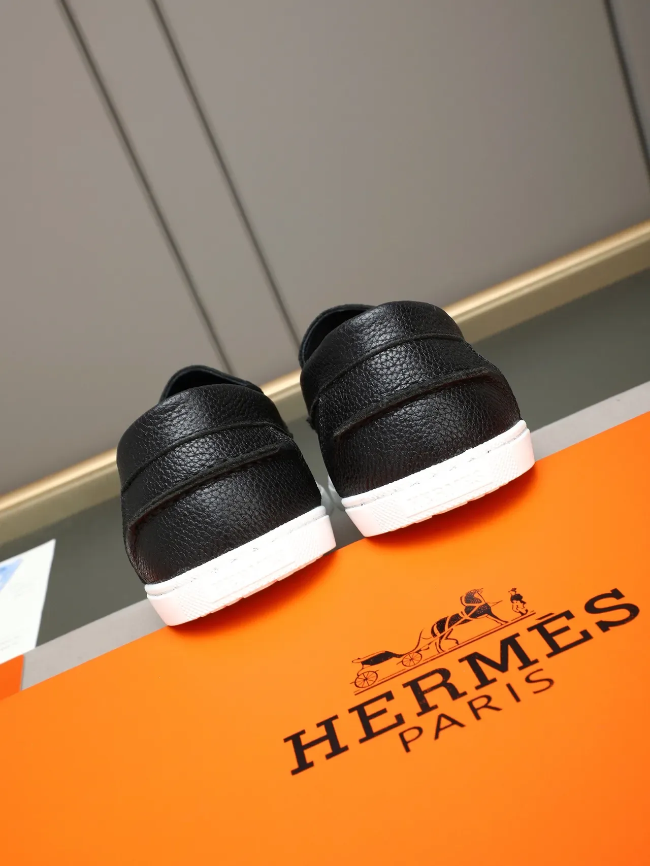 Hermès Negro y Blanco Cuero Texturizado H-Buckle Hardware Mocasín 3