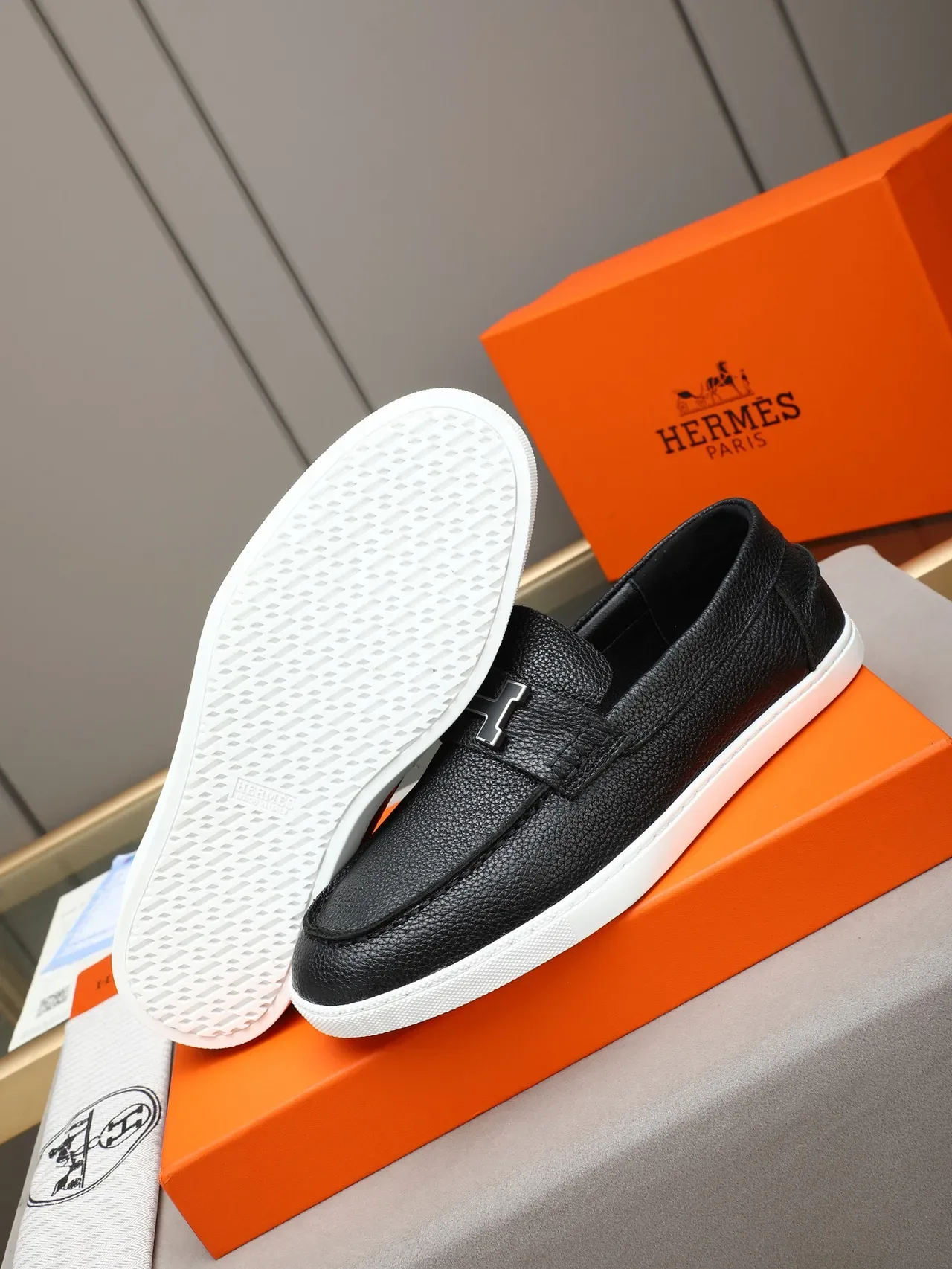 Hermès Negro y Blanco Cuero Texturizado H-Buckle Hardware Mocasín 4