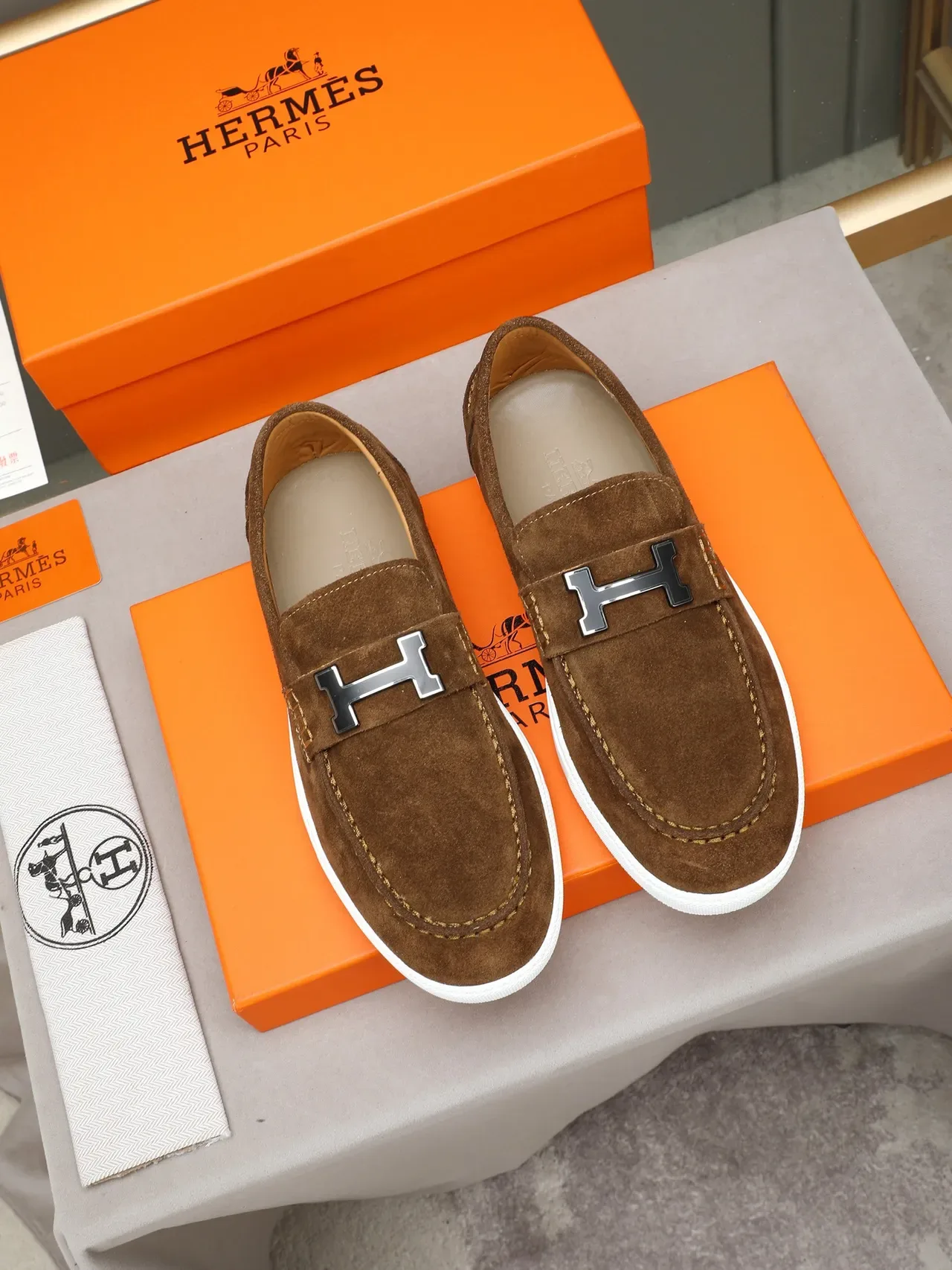 Hermès বাদামী সাদা সুডে উপর H-Buckle স্ট্র্যাপ লোফার 2