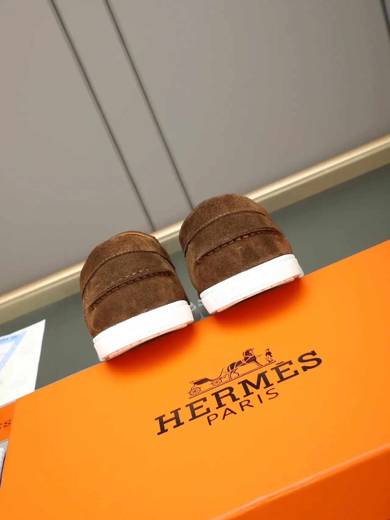 Hermès বাদামী সাদা সুডে উপর H-Buckle স্ট্র্যাপ লোফার 3