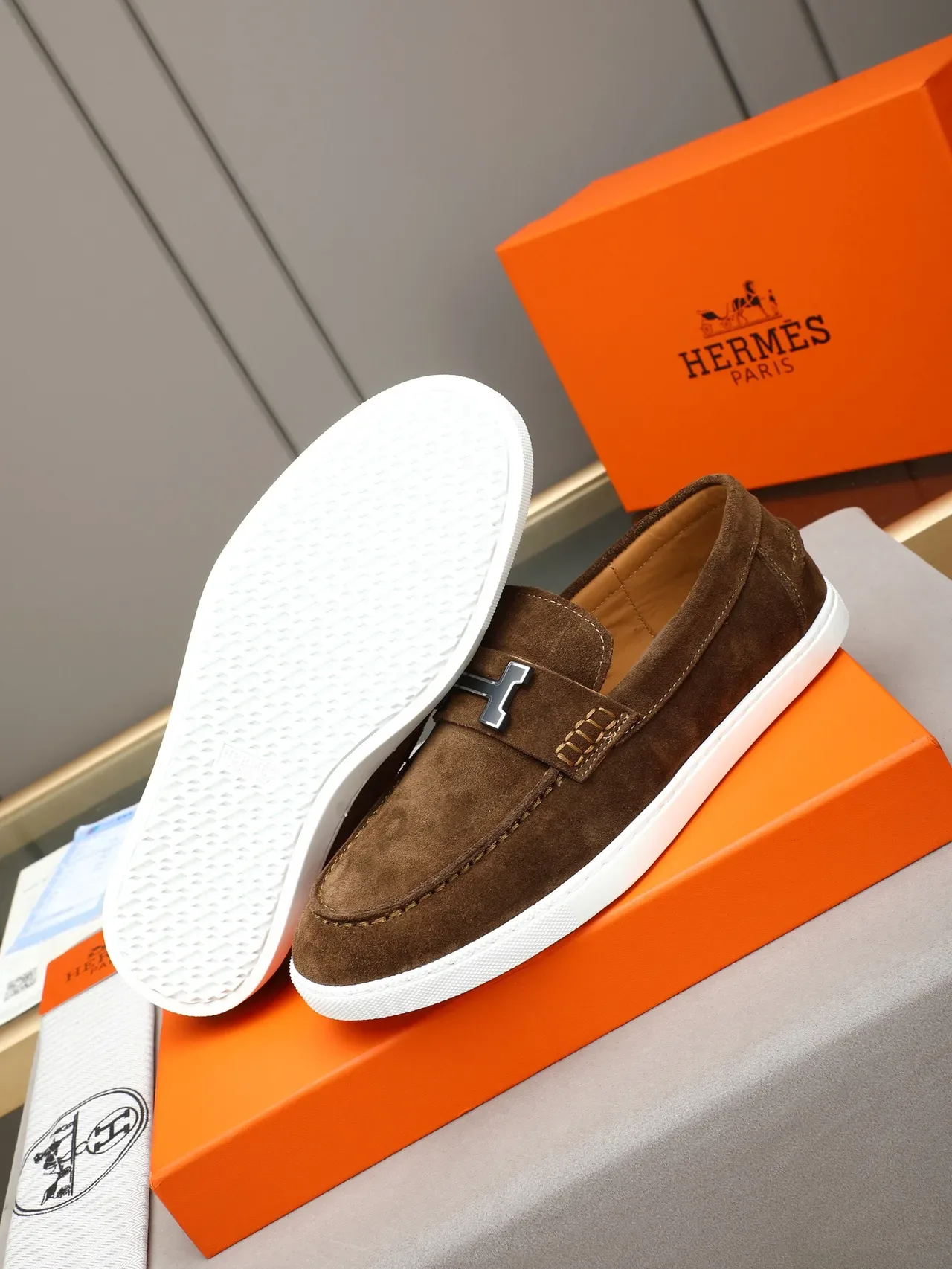 Hermès বাদামী সাদা সুডে উপর H-Buckle স্ট্র্যাপ লোফার 4