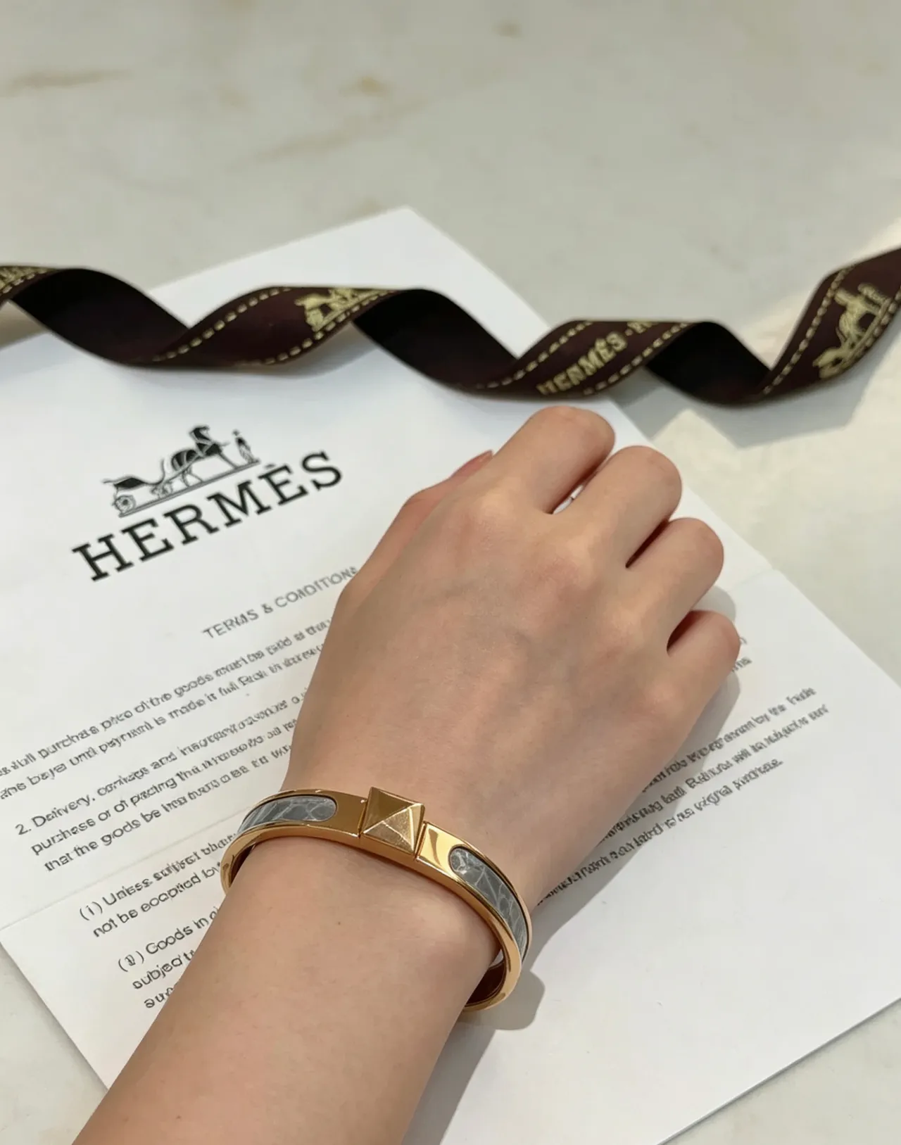 Hermès Clic H Dourado e Inlay de Couro de Jacaré Pulseira 2