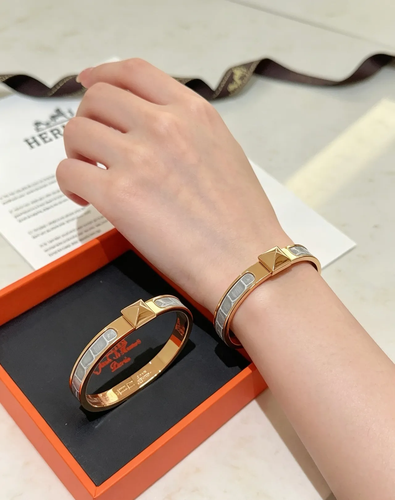 Hermès Clic H Dourado e Inlay de Couro de Jacaré Pulseira 4