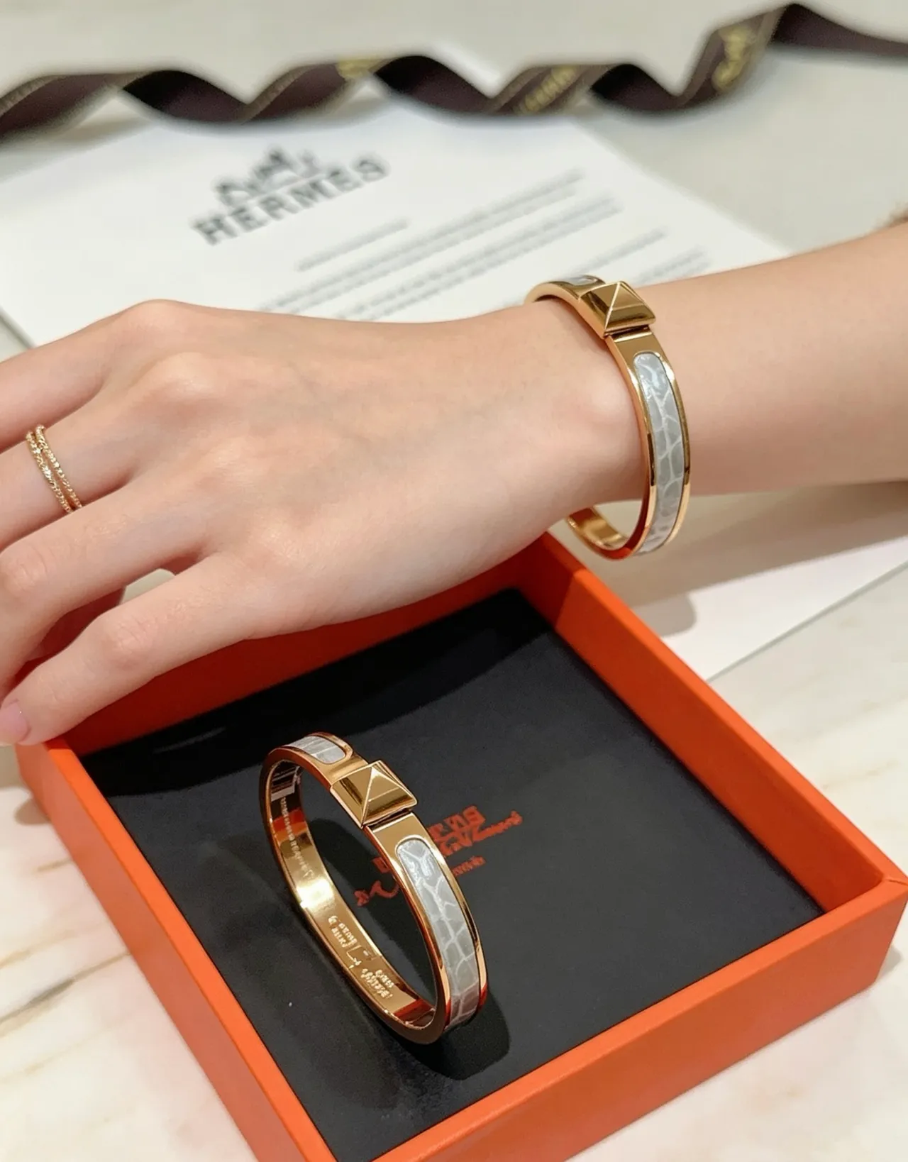 Hermès Clic H Dourado e Inlay de Couro de Jacaré Pulseira 7