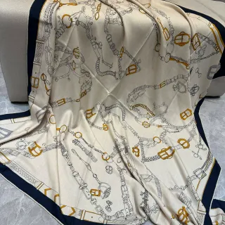 Hermès घुड़साल हार्डवेयर प्रिंट क्रीम सिल्क स्कार्फ