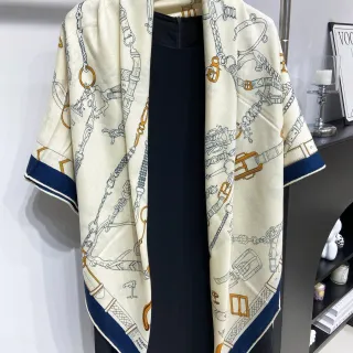 Hermès Pañuelo de seda con impresión ecuestre de doble cara