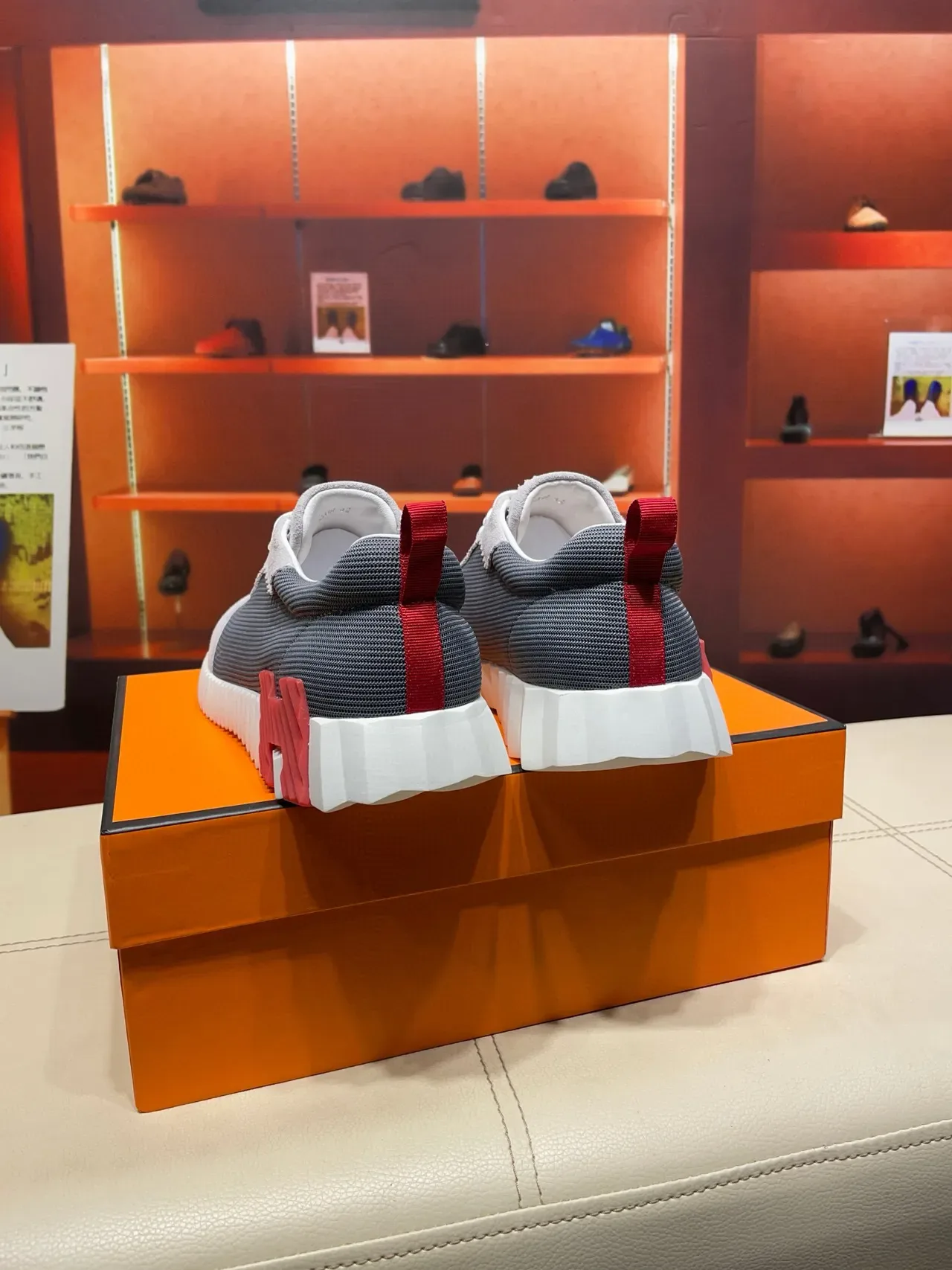 Hermès Sneakers Lifestyle Gris et Rouge 2