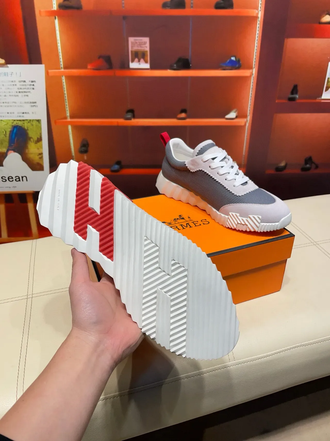 Hermès Sneakers Lifestyle Gris et Rouge 3