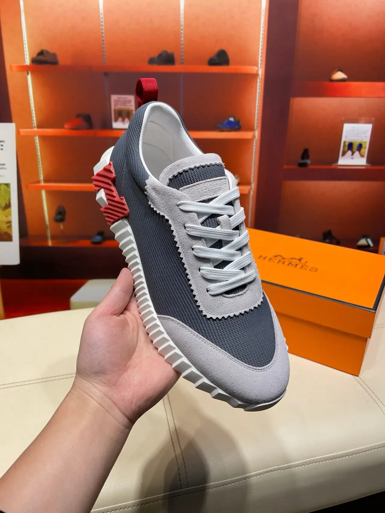 Hermès Sneakers Lifestyle Gris et Rouge 4