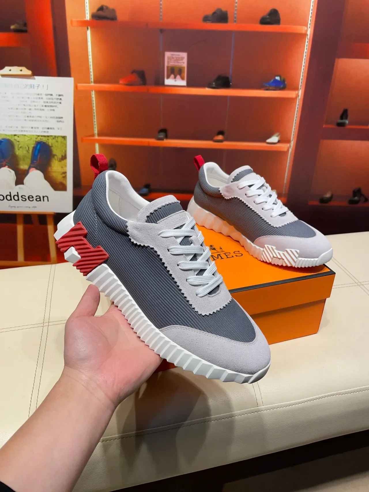 Hermès Sneakers Lifestyle Gris et Rouge 5