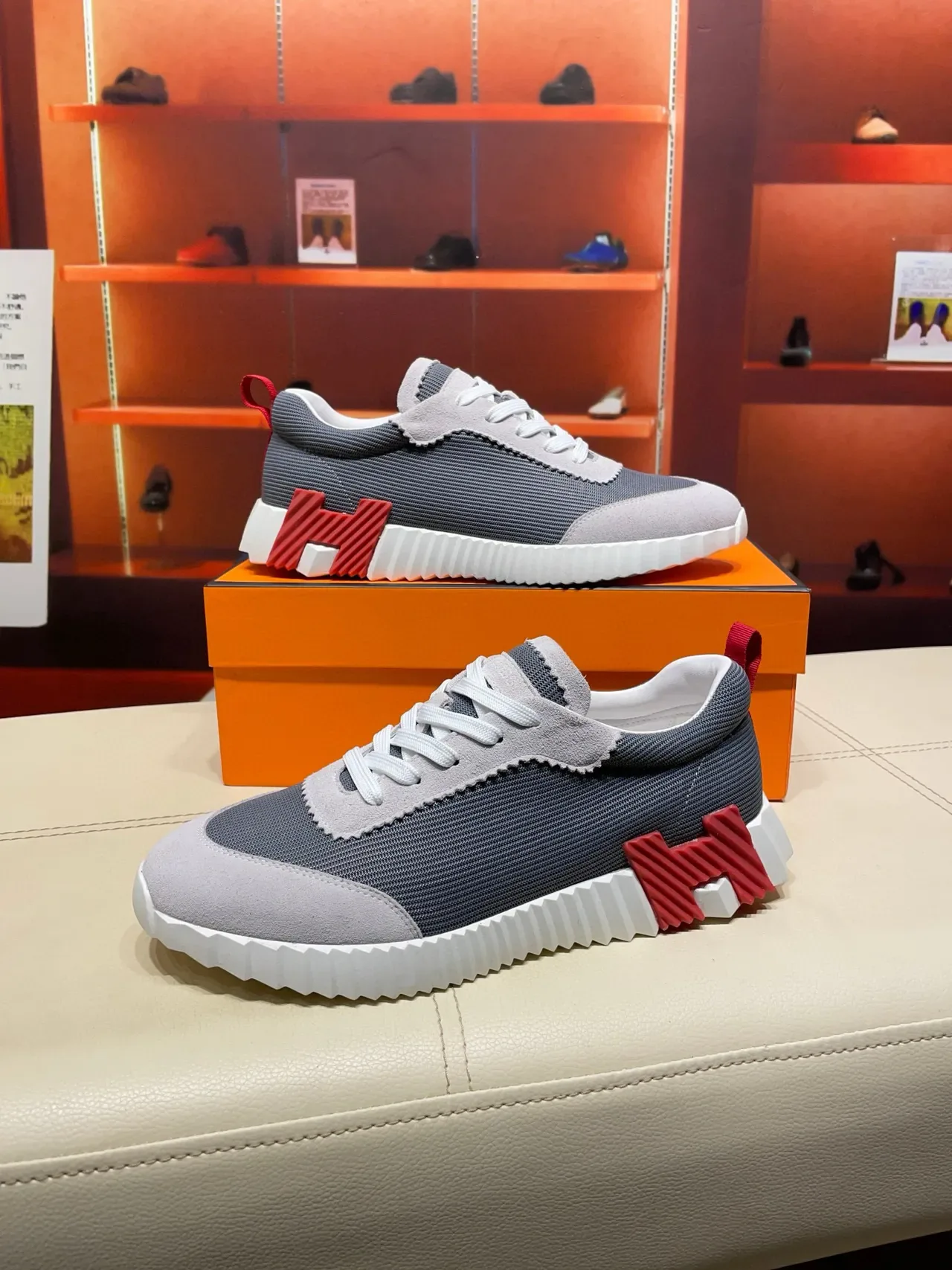 Hermès Sneakers Lifestyle Gris et Rouge 6