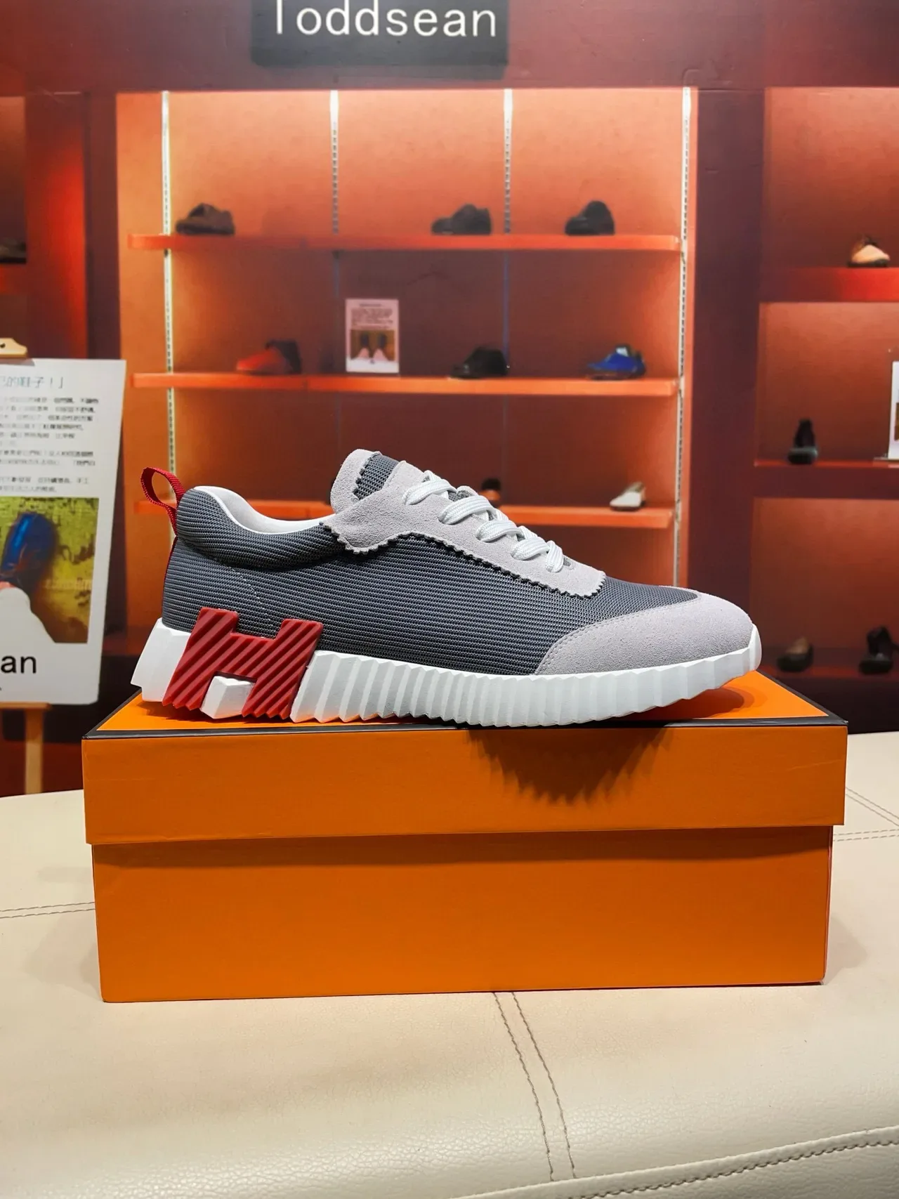 Hermès Sneakers Lifestyle Gris et Rouge 7