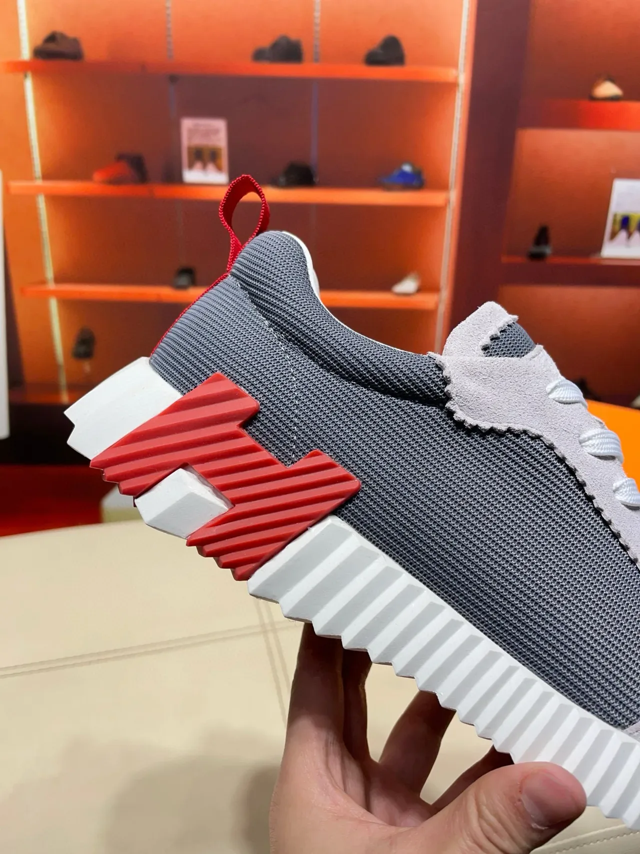 Hermès Sneakers Lifestyle Gris et Rouge 9