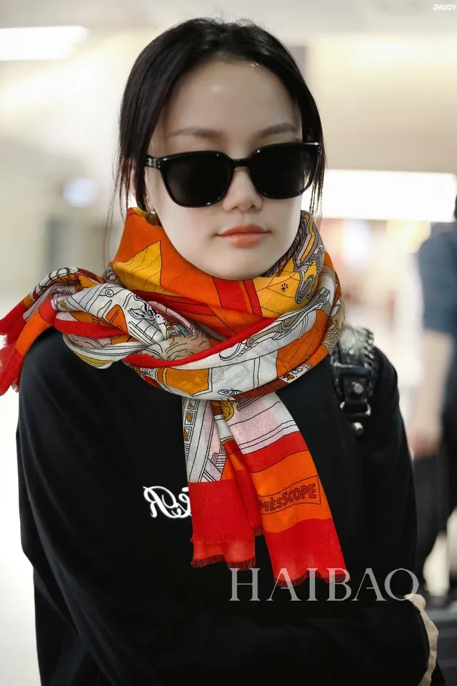Hermès Le Monde des Chasseurs Foulard en soie rouge orange 2