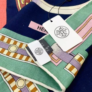 Hermès 多彩几何马具印花丝巾
