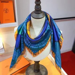Hermès 多彩印花斜纹布大胆图形边框丝巾