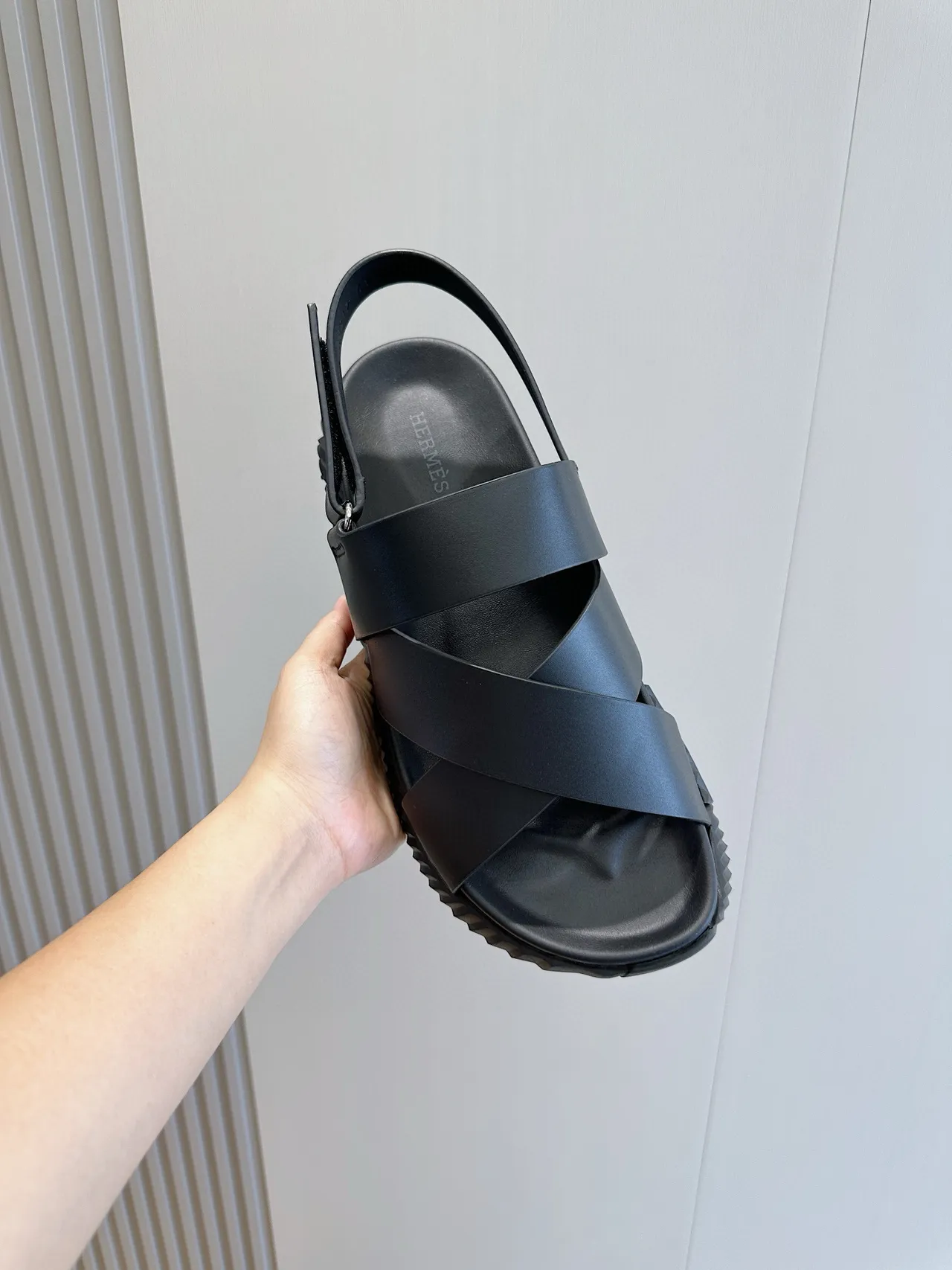 Hermès Oran sandales casuales noires à brides croisées 4