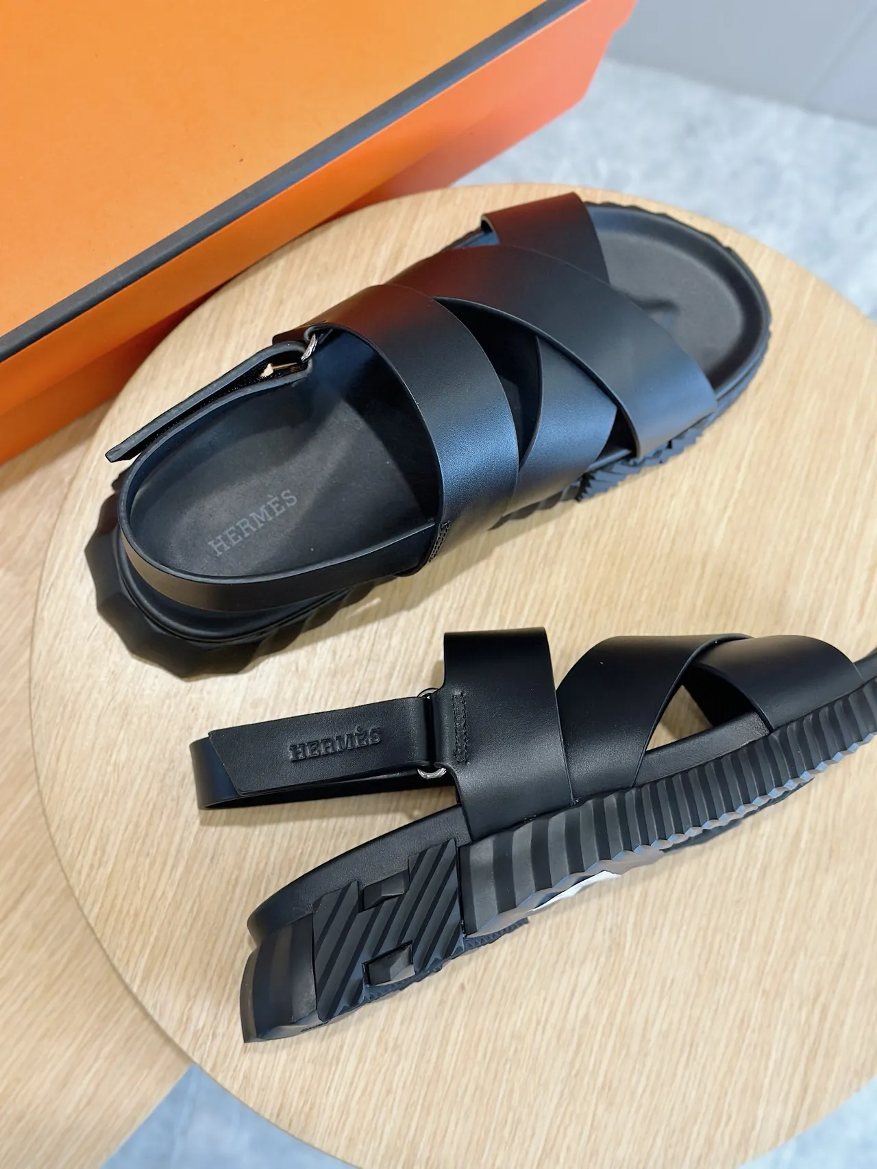 Hermès Oran sandales casuales noires à brides croisées 6